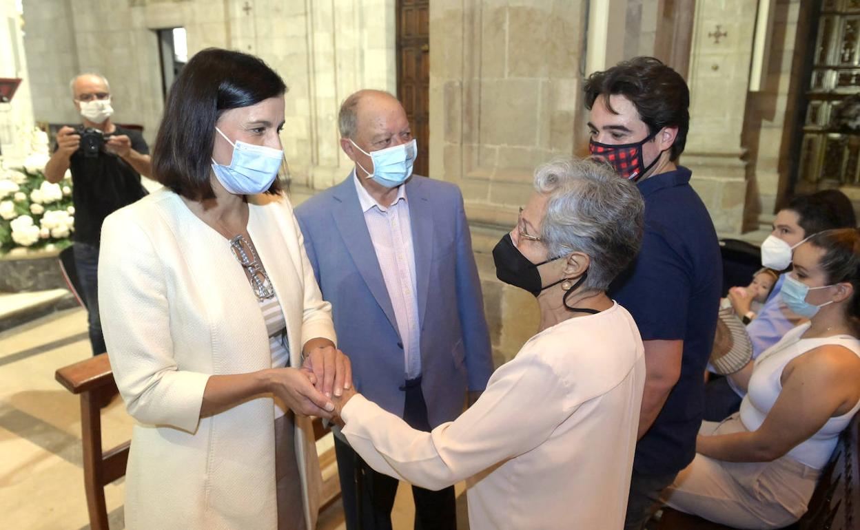 La alcaldesa, con la viuda de Vital Alsar.