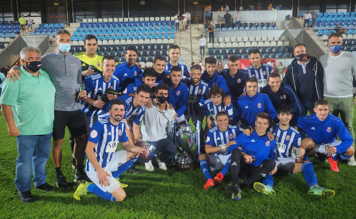 La Gimnástica, con su trofeo recién conquistado, celebra su victoria en ElMalecón tras la victoria ante el Escobedo.