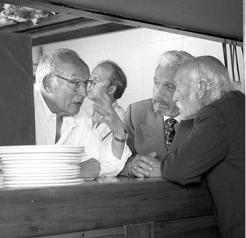 Camus charla con varios actores durante el rodaje de 'El color de las nubes' (1997) en el restaurante Cañadío, en Santander.