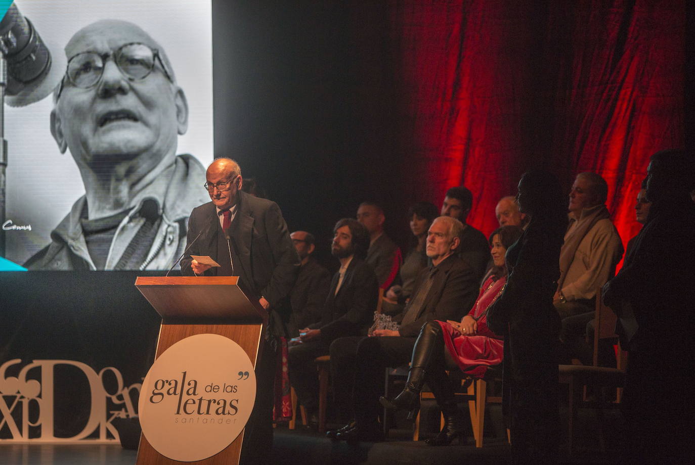 El director de cine recibió en 2017 el premio honorífico Ciudad de Santander de manos de la alcaldesa Gema Igual durante la "Gala de las letras".