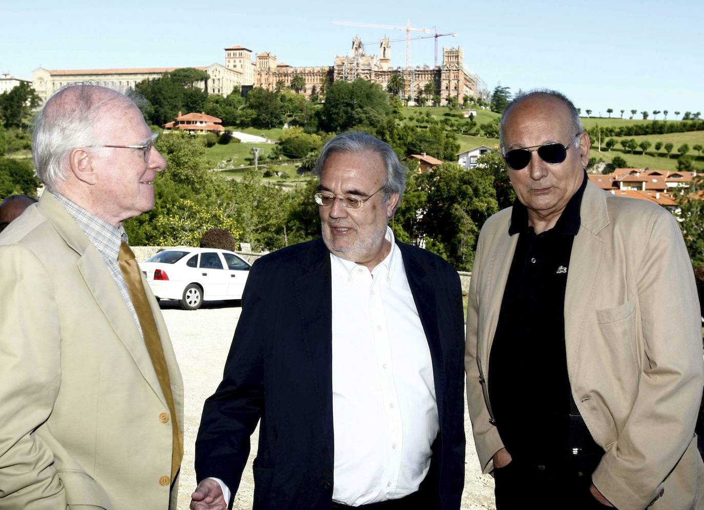 Los cineastas Manuel Gutiérrez Aragón (en el medio) y Mario Camus (a la derecha), junto al presidente del Consejo de Dirección de la Sociedad General de Autores, Eduardo Bautista, posaban momentos antes de participar en la inauguración del curso 'Cine y literalidad', organizado por la Fundación Comillas y el Instituto Buñuel en el Palacio de Sobrellano de Comillas. Año 2008.