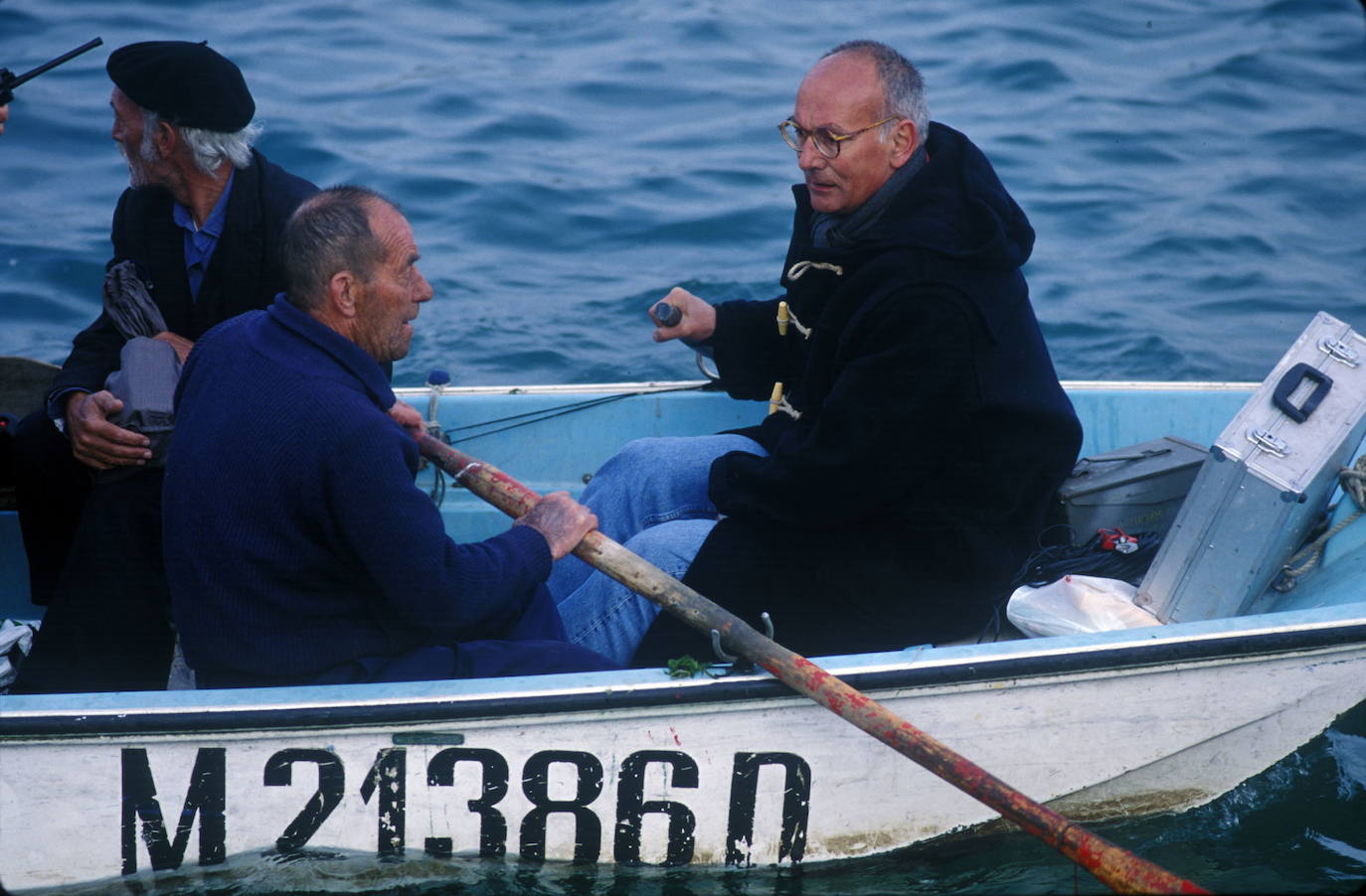 Dando instrucciones en una barca por la Bahía de Santander durante el rodaje de 'El color de las nubes' (1997).