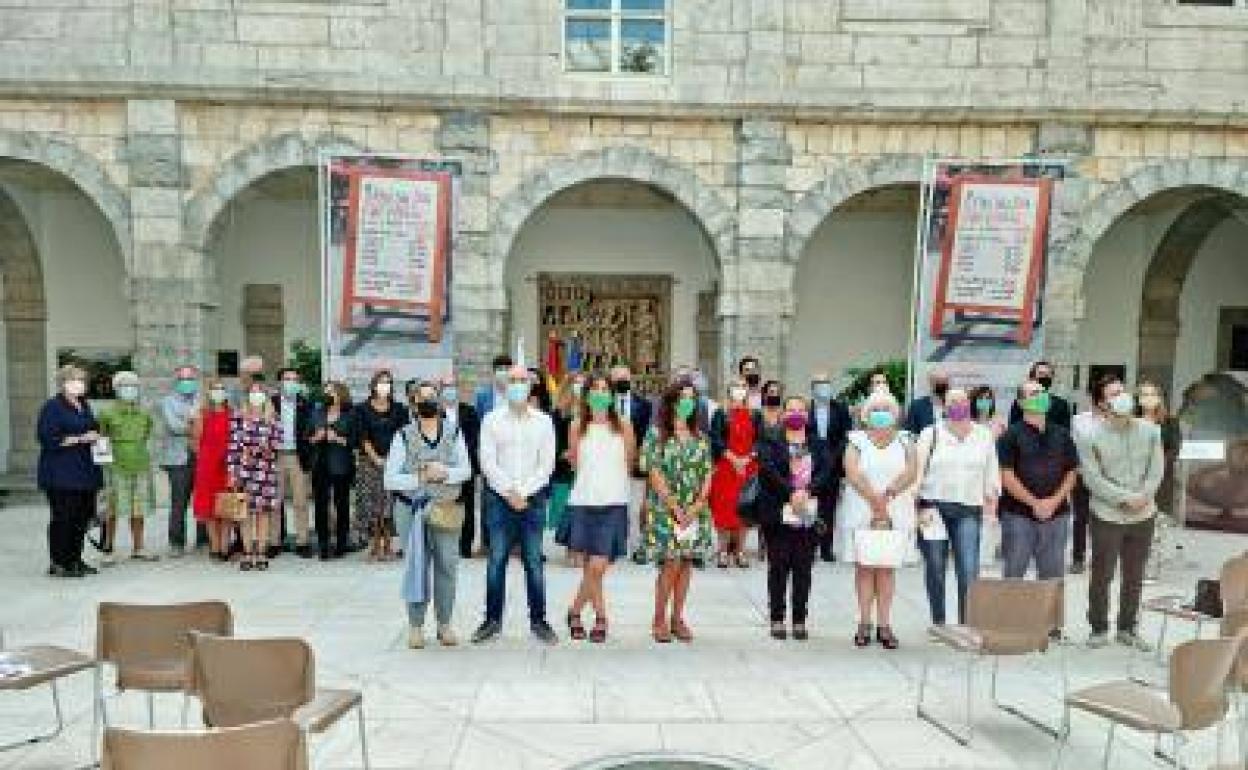 Participantes en el acto contra la trata de personas en el Parlamento.