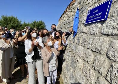 Imagen secundaria 1 - Descubrimento de la placa en su calle de La Maruca y acto para rebautizar el Centro de Interpretación del Litoral.