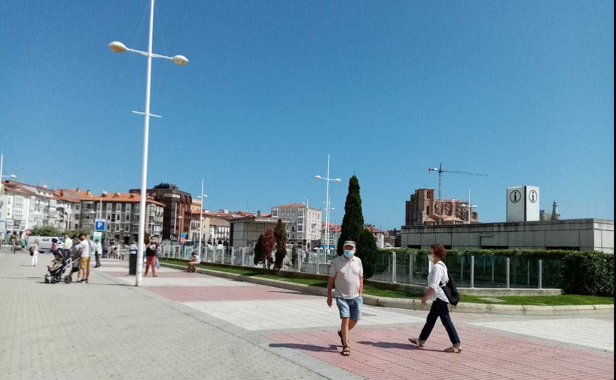 Paseantes en el centro de Castro.