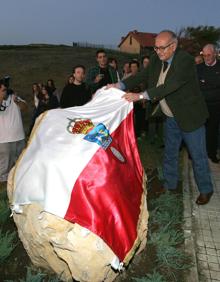 Imagen secundaria 2 - Arriba, Primer plano de Camus en Almería, donde pasó unos días rodando 'La vuelta del coyote', protagonizada por un héroe de antifaz (José Coronado) que defiende a los oprimidos. Abajo, con José Luis Cuerda charlando en 2004 tras la rueda de prensa de presentación de la adaptación para televisión de tres cuentos de Camilo José Cela: «El bonito crimen del carabinero», «Santa Balbina 37, gas en cada piso» y «Timeoteo, el incomprendido». Y la derecha, descubriendo su placa honorífica en Comillas, donde rodó parte de su filmografía desde los años 60.