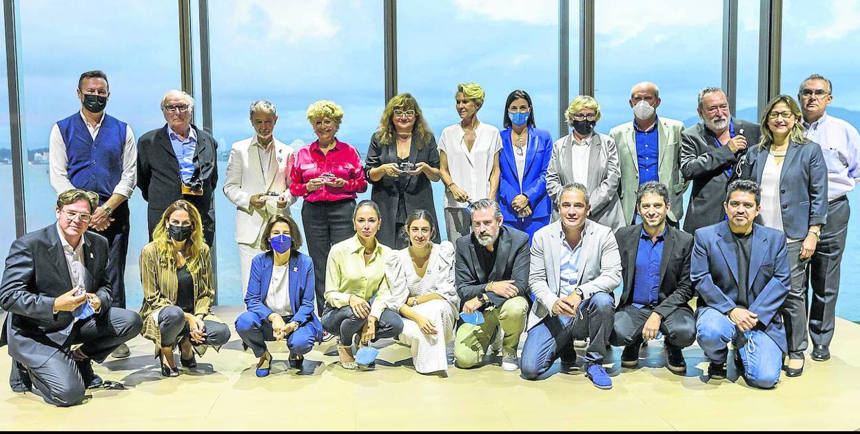 La quinta edición de la Semana Internacional de Cine de Santander finalizó con la foto de familia de los participantes y protagonistas del certamen cántabro. 