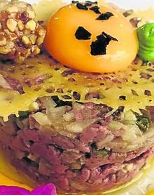 Imagen secundaria 2 - Ensalada de salmón marinada y tartar de pato con huevo crudo.
