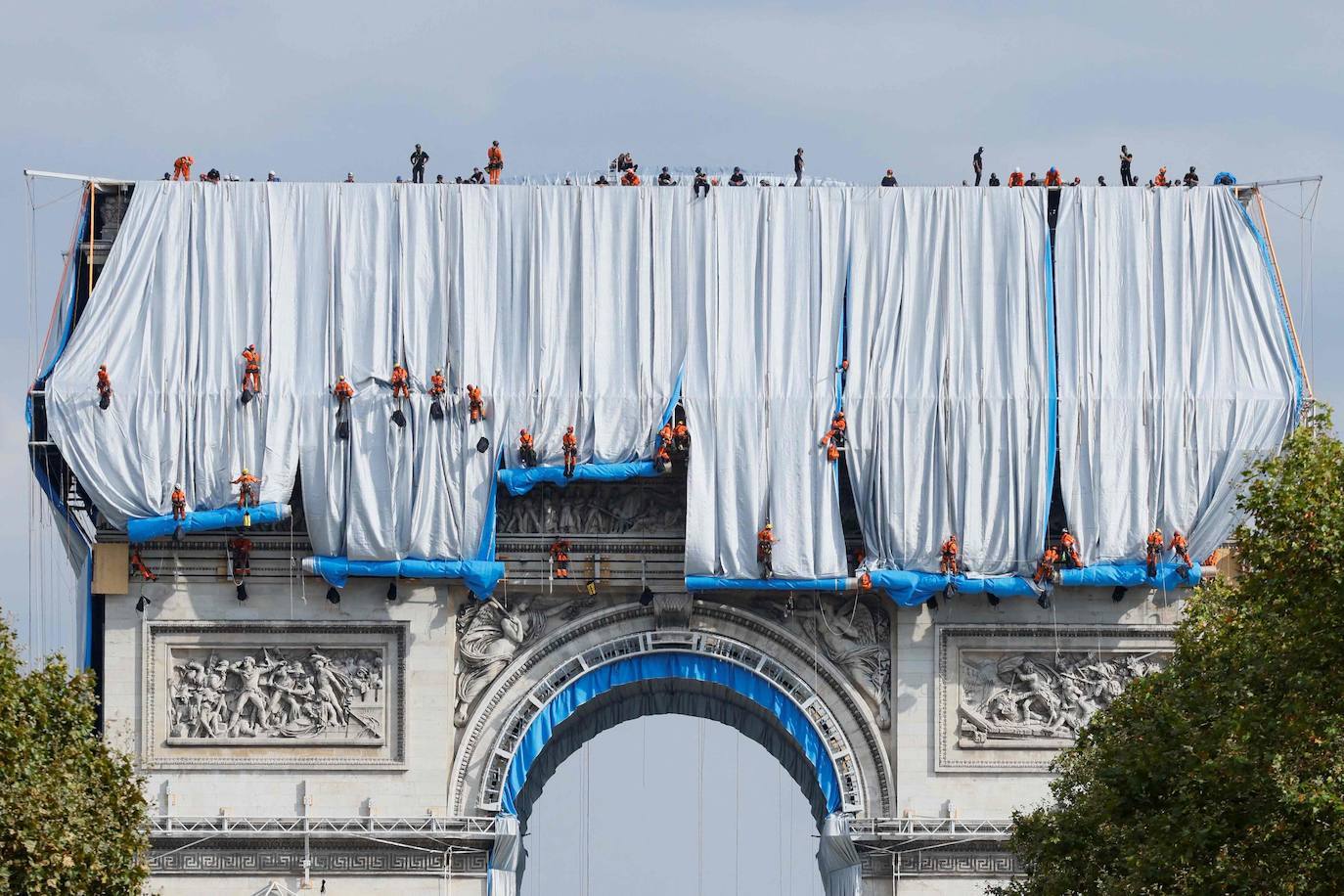 El Arco de Triunfo parisino, empaquetado por el artista estadounidense de origen búlgaro Christo, es «un regalo para los parisinos y para los franceses», ha declarado este jueves la ministra de Cultura, Roselyne Bachelot, en la presentación de la obra.