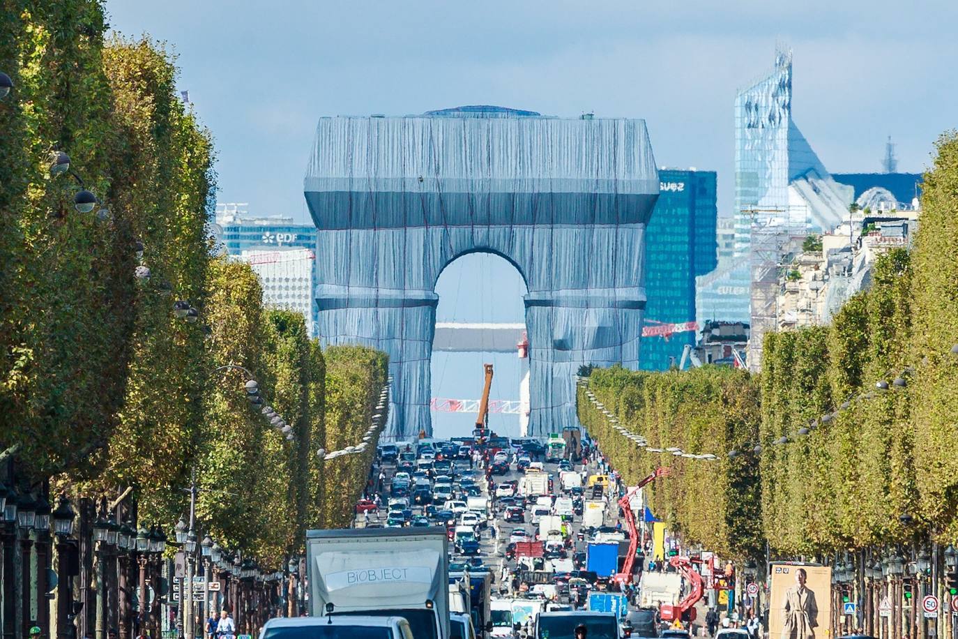 El Arco de Triunfo parisino, empaquetado por el artista estadounidense de origen búlgaro Christo, es «un regalo para los parisinos y para los franceses», ha declarado este jueves la ministra de Cultura, Roselyne Bachelot, en la presentación de la obra.