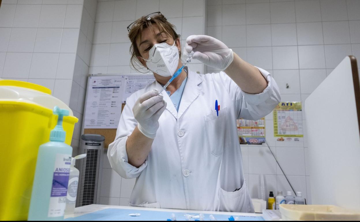 Silvia García, enfermera del Centro de Salud Isabel II de Santander, con la vacuna. 