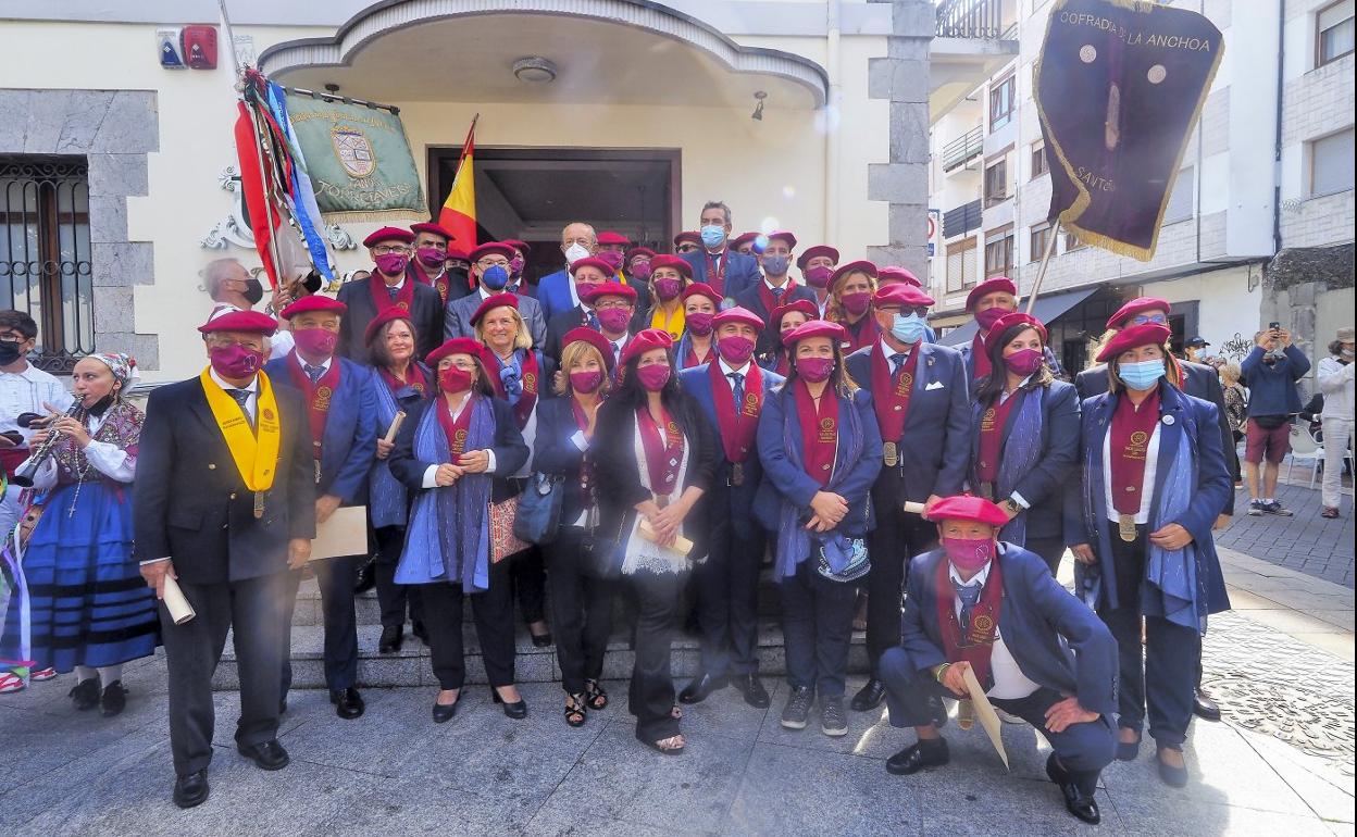 Los nuevos cofrades de número, de mérito y de honor, junto a las autoridades, a la entrada del Teatro Casino Liceo de Santoña. 