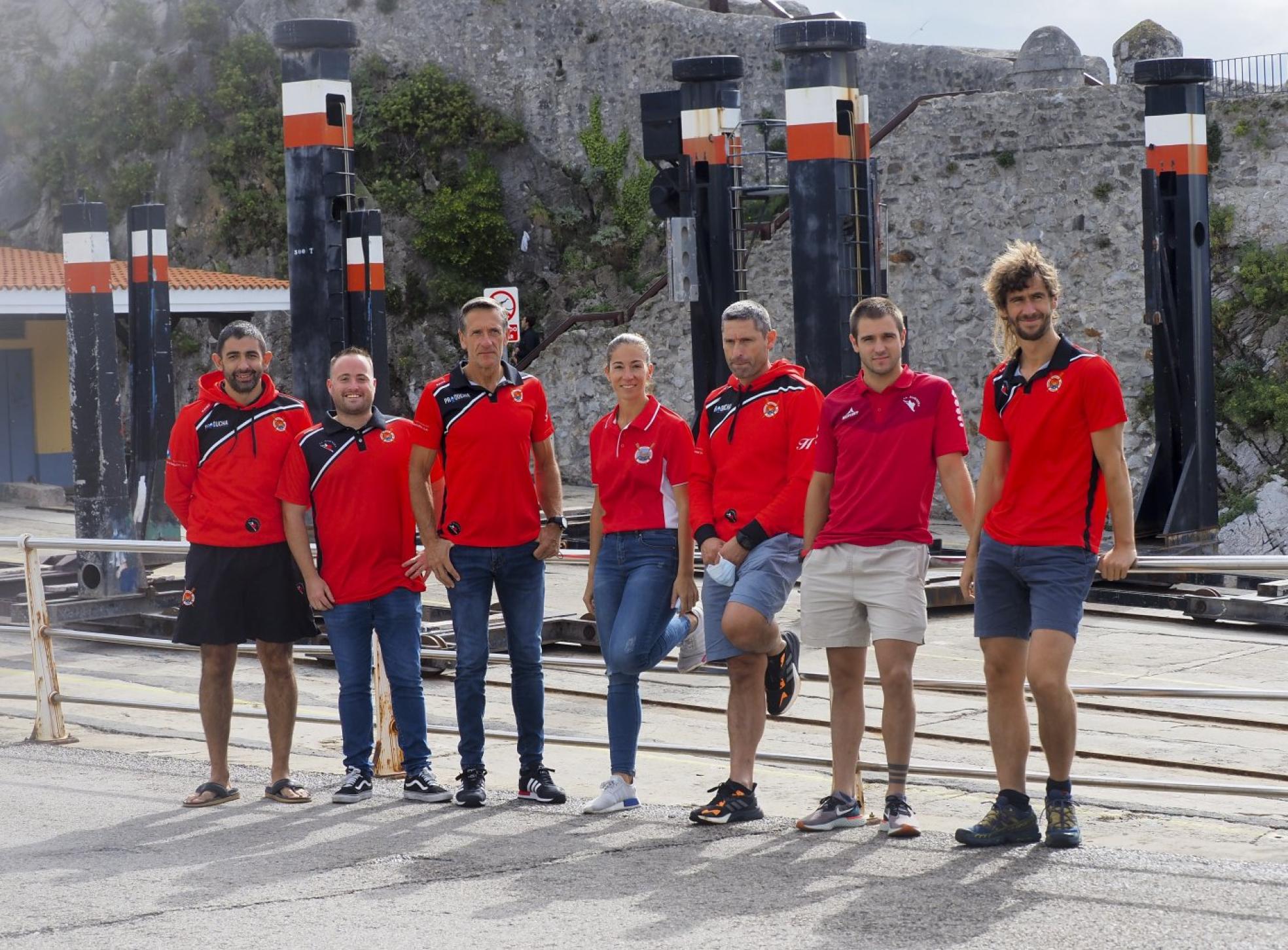  Jorge Cotillo, segundo entrenador de la trainera B; Rubén Sisniega, de los cadetes, Manuel Gutiérrez, técnico de Castro B; Natalia Díaz, entrenadora de la trainera femenina; Francisco Vilella, coordinador y técnico de infantiles; Arrantz Villar, responsable de los juveniles y Paul Galdiz, entrenador absoluto.