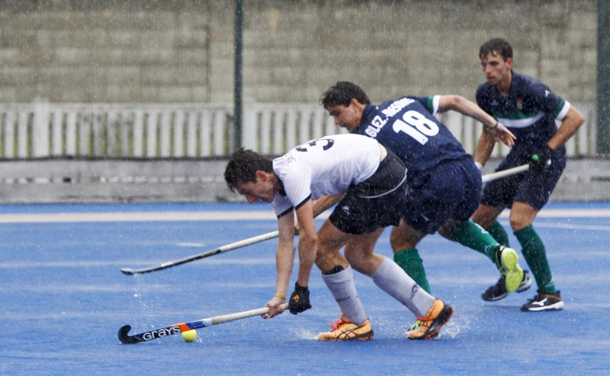 La lluvia condicionó el estreno liguero de Tenis y Sardinero. 