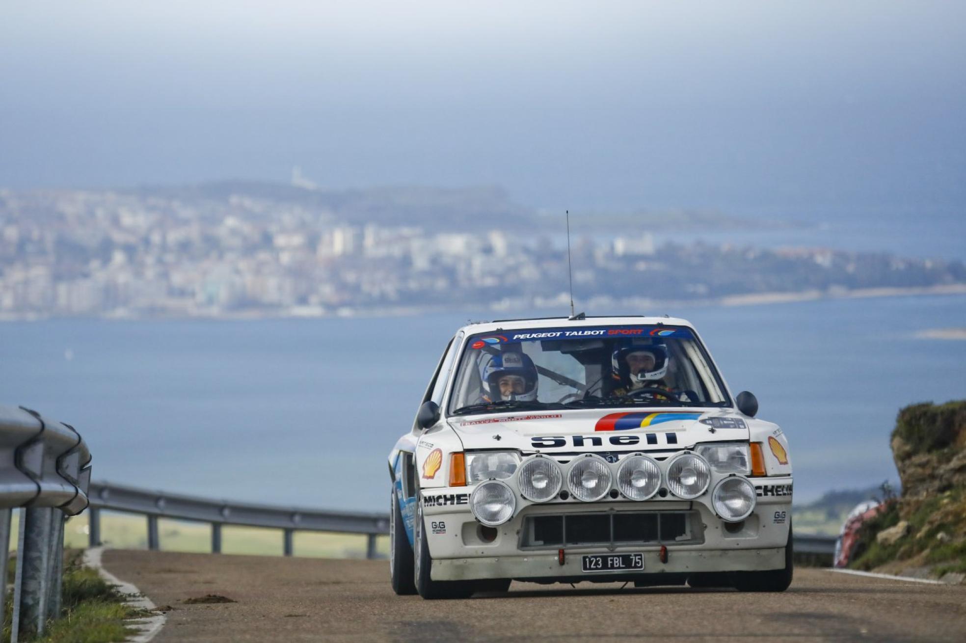 Fernando Garrido, con su Peugeot 205 Turbo 16 coronando Peña Cabarga con Santander al fondo. Juanjo Santamaría