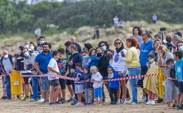 Imagen. El público disfrutóa pie de recorrido de una jornada connubes y claros.