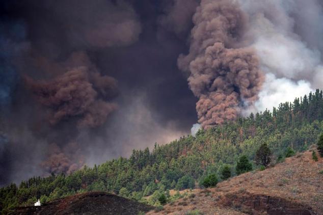 Las columnas de humo se elevan tras la erupción del volcán.