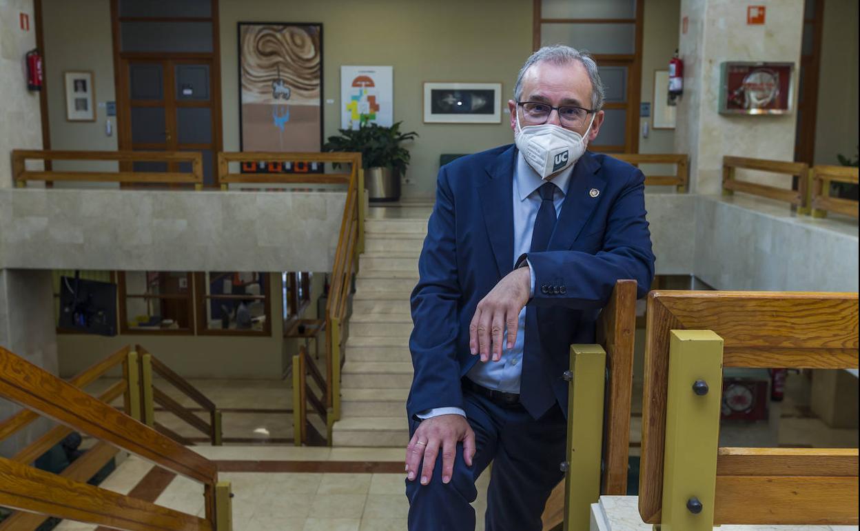 Ángel Pazos posa para El Diario en el Pabellón de Gobierno de la Universidad de Cantabria. 
