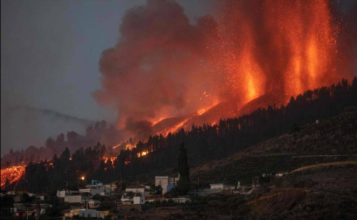 La lava llegando a las casas. 