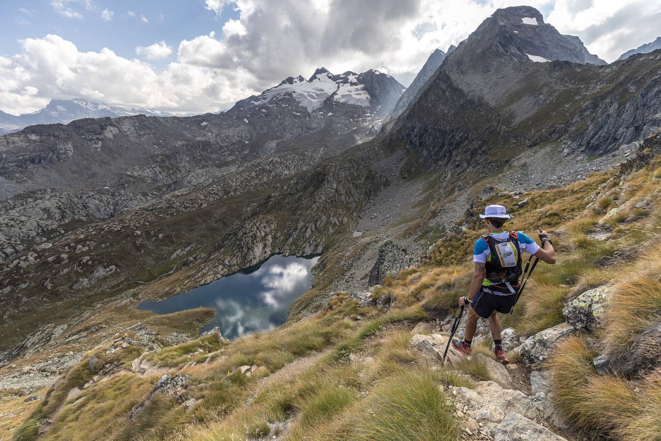 Es una de las carreras más emblemáticas del mundo del ultra trail por sus 330 kilómetros y 24.000 metros de desnivel positivo que recorre el valle italiano de Aosta. Bautizada por sus creadores como la Carrera de los Gigantes, presenta un extraordinario itinerario por las Vias Altas nº1 y 2 que recorren la falda de grandes cimas como el Mont Blanc, el Cervino, el Monte Rosa y el Gran Paradiso, atravesando hasta 25 collados por encima de los 2.000m de altitud. 