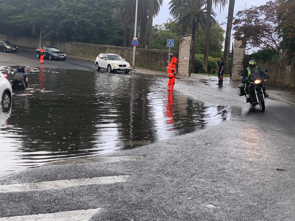 Fotos: El chaparrón de esta mañana en Santander inunda la carretera de subida al faro