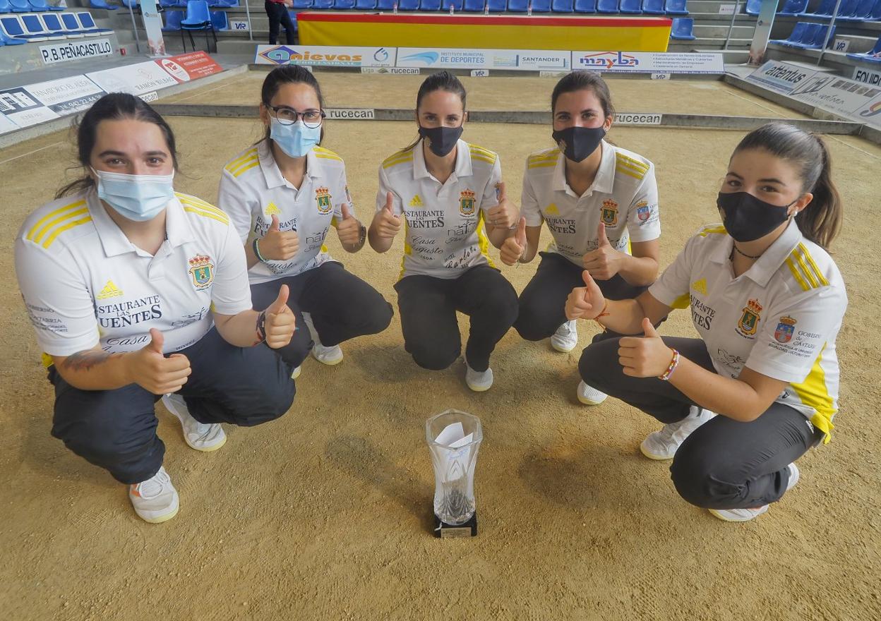 Blanca Riaño, Miriam Ortiz, Diana López, Marta Castillo y Lara Macho con el trofeo que les acredita como ganadoras de la Supercopa. sane