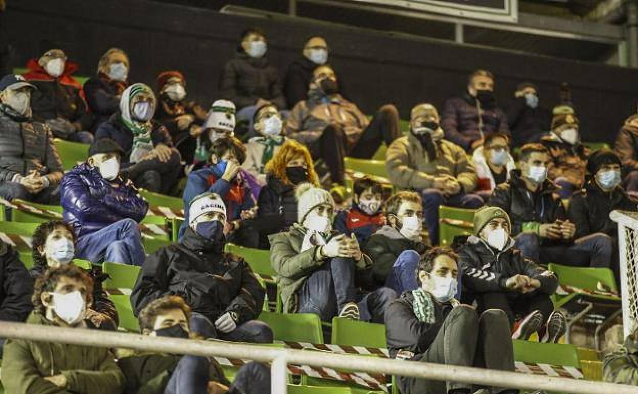 Los aficionados del Racing, durante un encuentro en El Sardinero, respetando la distancia de seguridad y portando mascarillas