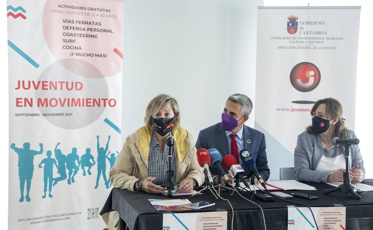La alcaldesa de Camargo, Esther Bolado, el vicepresidente de Cantabria, Pablo Zuloaga, y la directora general de Juventud, Alicia Renedo durante la presentación del programa 'Juventud en movimiento'. 