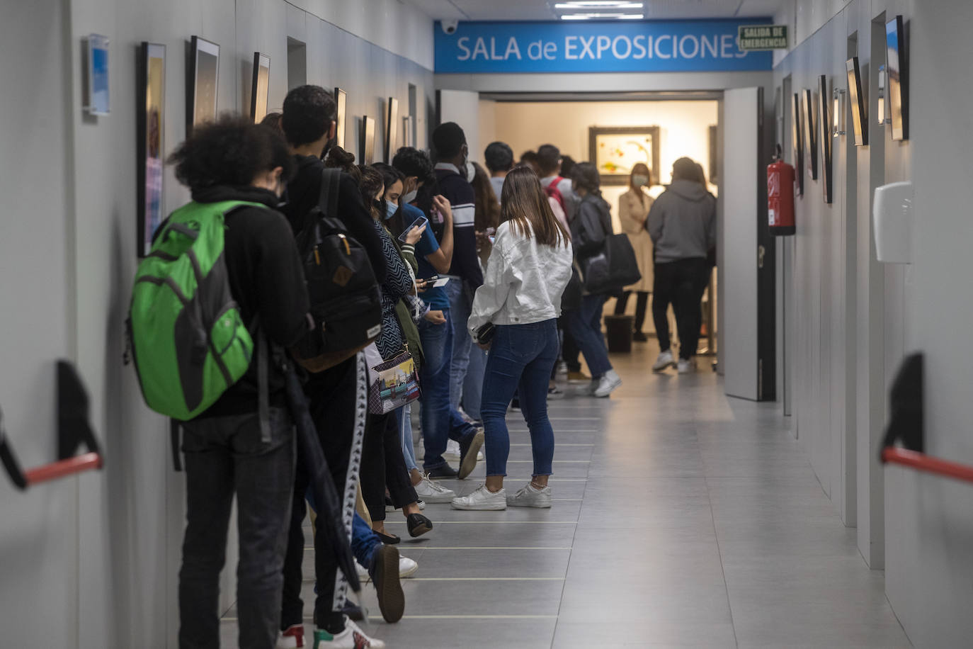 Los pinchazos empezaban a las 09.00 horas y diez minutos antes «ya había gente esperando», lo que ha provocado pequeñas filas de espera