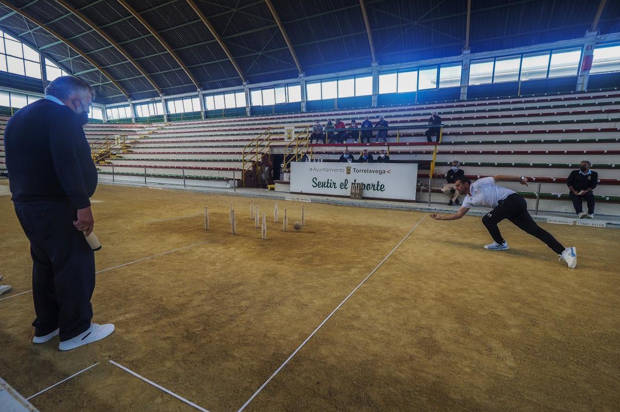 Sebi Iturbe birla cerca de la raya alta que rige en el torneo conmemorativo del centenario de la Federación Montañesa. 