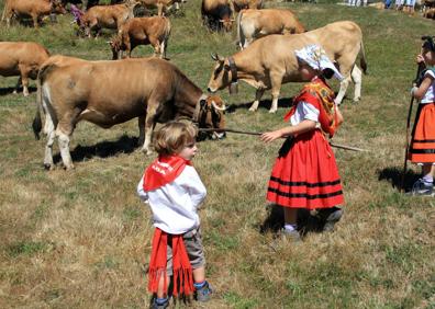 Imagen secundaria 1 - Abiada es uno de esos pueblos que ha sabido conservar su idiosincrasia. En él, cada año, se celebraba la popular 'pasá' o fiesta de los campanos; recuerda la antigua tradición en que los ganaderos bajaban de los puertos el ganado a los valles bajos para pasar el otoño