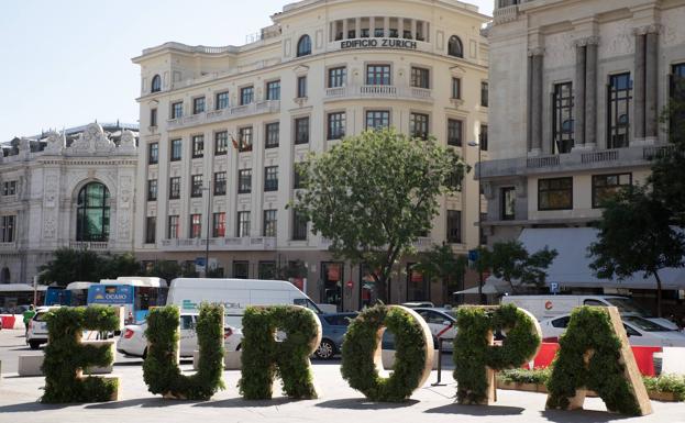 Las letras de Europa a los pies del edificio Metrópoli. 