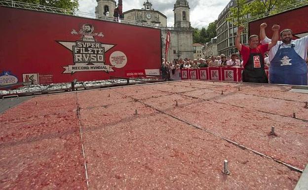 En 2011, el cocinero David de Jorge elaboro un filete ruso gigante en Bilbao, según se dice el más grande del mundo, de 4.000 raciones en beneficio de Cáritas.