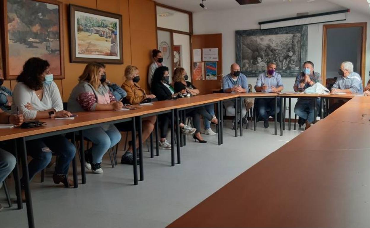 Reunión de representantes de tribus y legiones con presencia de Zuloaga.