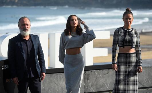 Javier Gutiérrez, Irene Virgüez Filippidis y Patricia López Arnáiz en San Sebastián.