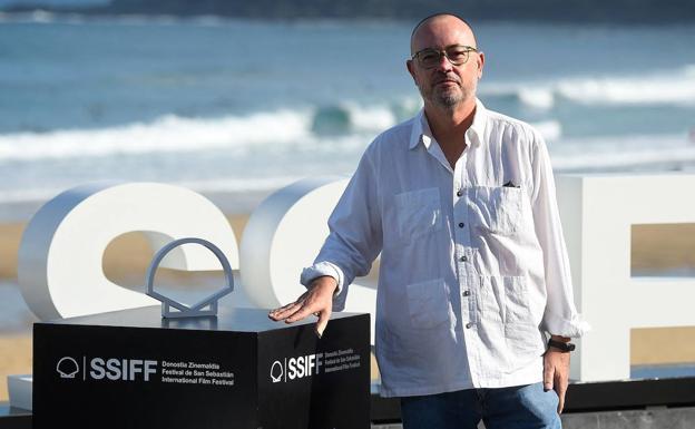 El director Manuel Martín Cuenca en el 'Festival de San Sebastián'.