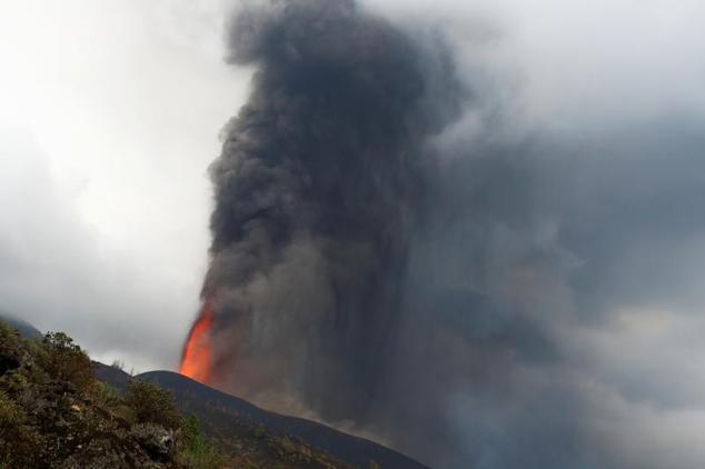 La lava se eleva tras la erupción del volcán en la isla de La Palma.