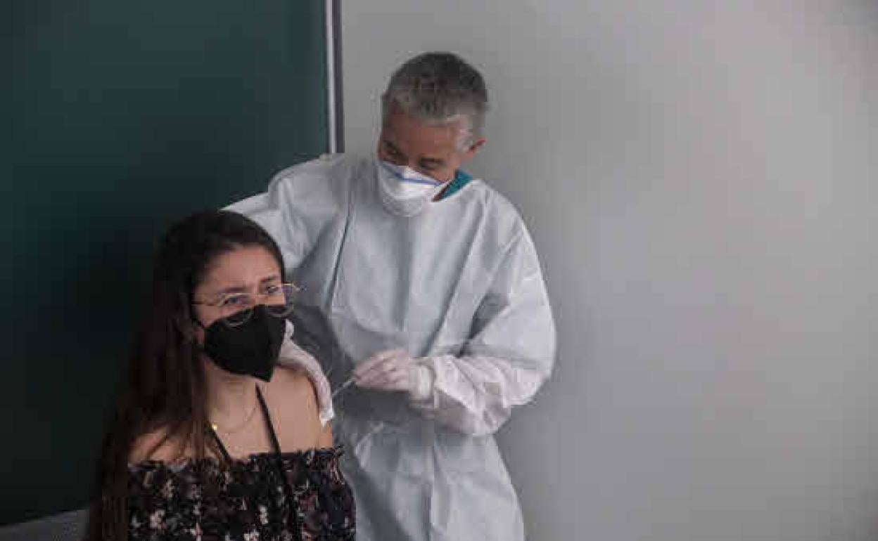 Jornada de vacunación sin cita previa en la Universidad Europea del Atlántico durante la crisis sanitaria mundial del coronavirus