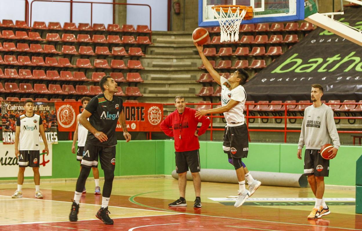 El Grupo Alega, durante el entrenamiento de ayer en el Vicente Trueba. Luis Palomeque
