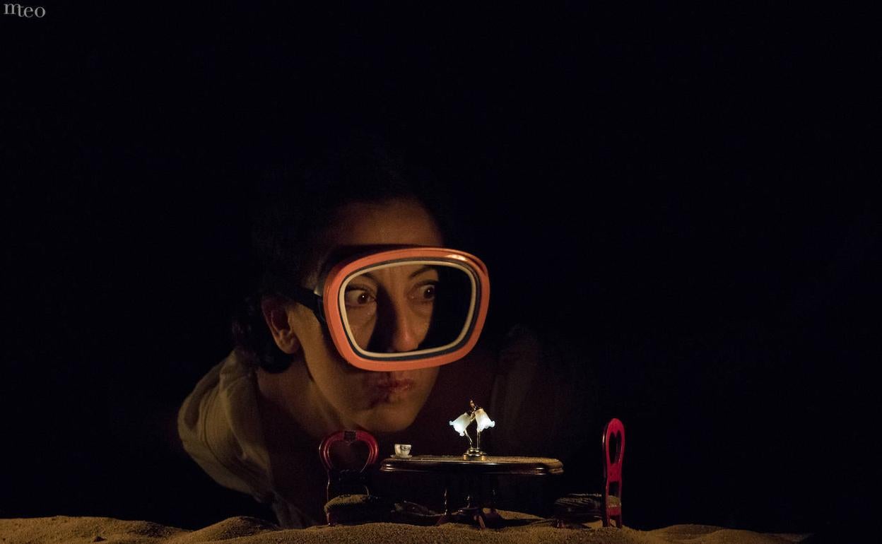 'En el vientre de la ballena', de la compañía aragonesa El Mar del Norte, es un poético y entrañable espectáculo de teatro de objetos.