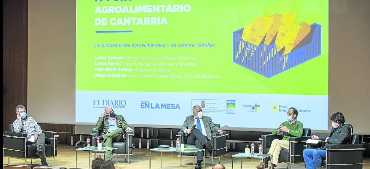 Asistentes a una de las mesas redondas celebradas en la pasada edición del Foro Agroalimentario de Cantabria. 