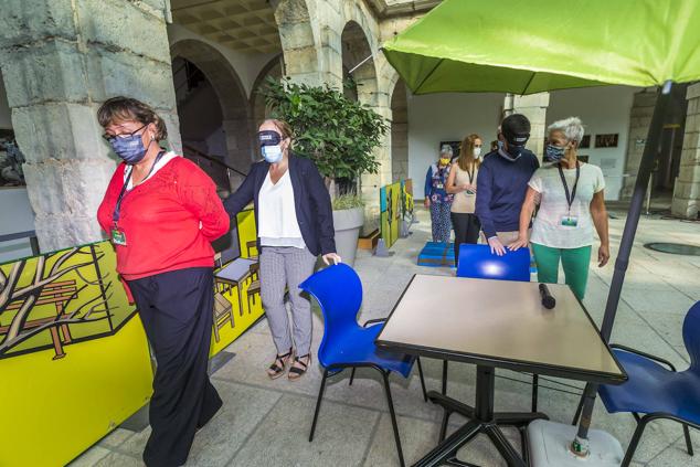 Fotos: Los diputados se enfrenten a las barreras de los invidentes