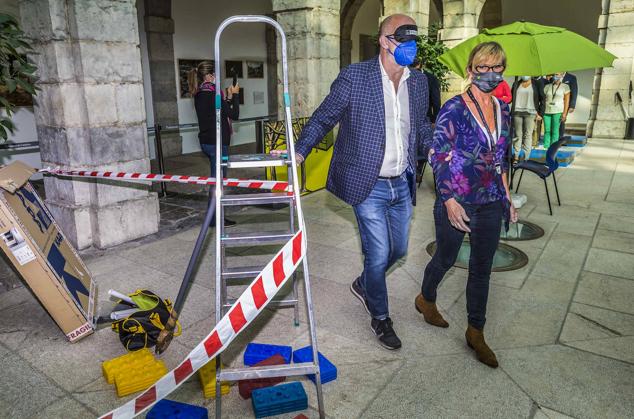 Fotos: Los diputados se enfrenten a las barreras de los invidentes