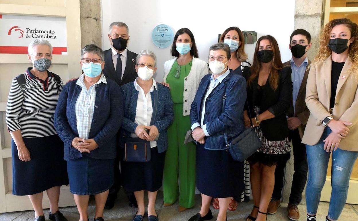 Las autoridades junto con algunas de las mujeres pertenecientes a las Hijas de la Caridad, fundación en la que desarrolló su trayectoria Sor Ramona Ormazábal.