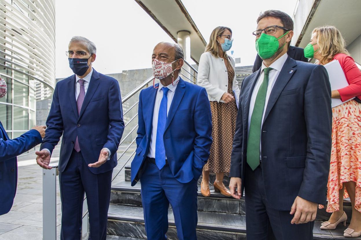 Francisco Conde (izquierda), Francisco Javier López Marcano y Enrique Fernández Rodríguez, ayer en el Instituto de Hidráulica. 