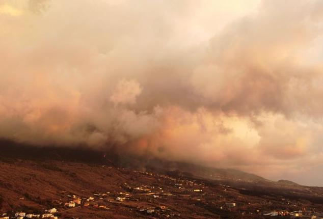 El humo se eleva tras la erupción del volcán en Tajuya.