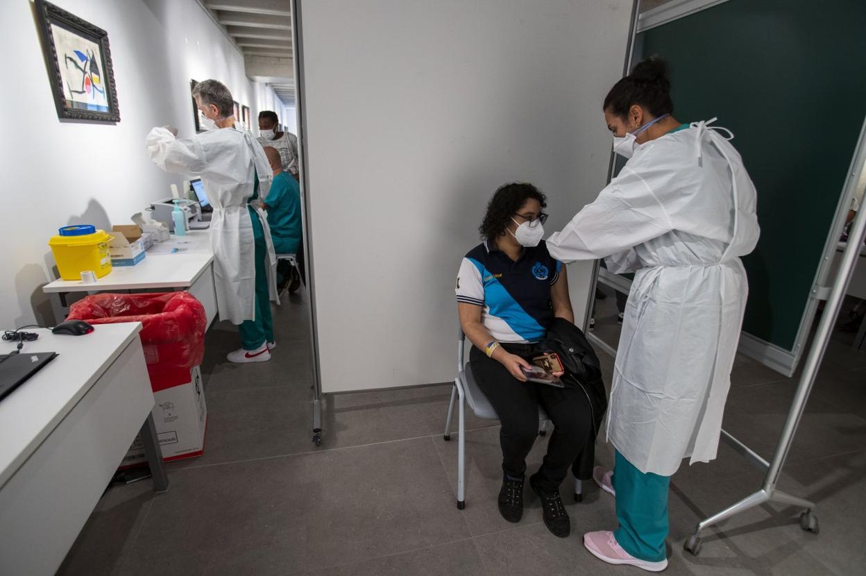 Una enfermera administra el pinchazo en el espacio de la Universidad Europea del Atlántico habilitado esta semana para la vacunación sin cita. 