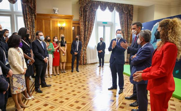 Tras acabar el acto en el foro, el presidente se reunió con jóvenes emprendedores en el Global Youth Forum, en el Palacio de la Magdalena.