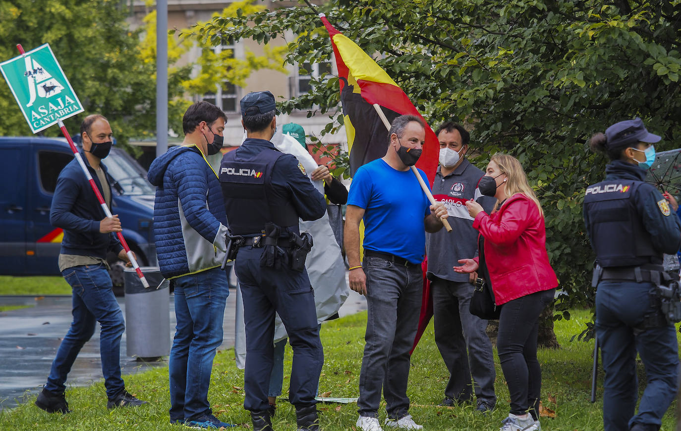 Los manifestantes, en los Jardines de Pereda, controlados por la Policía Nacional.