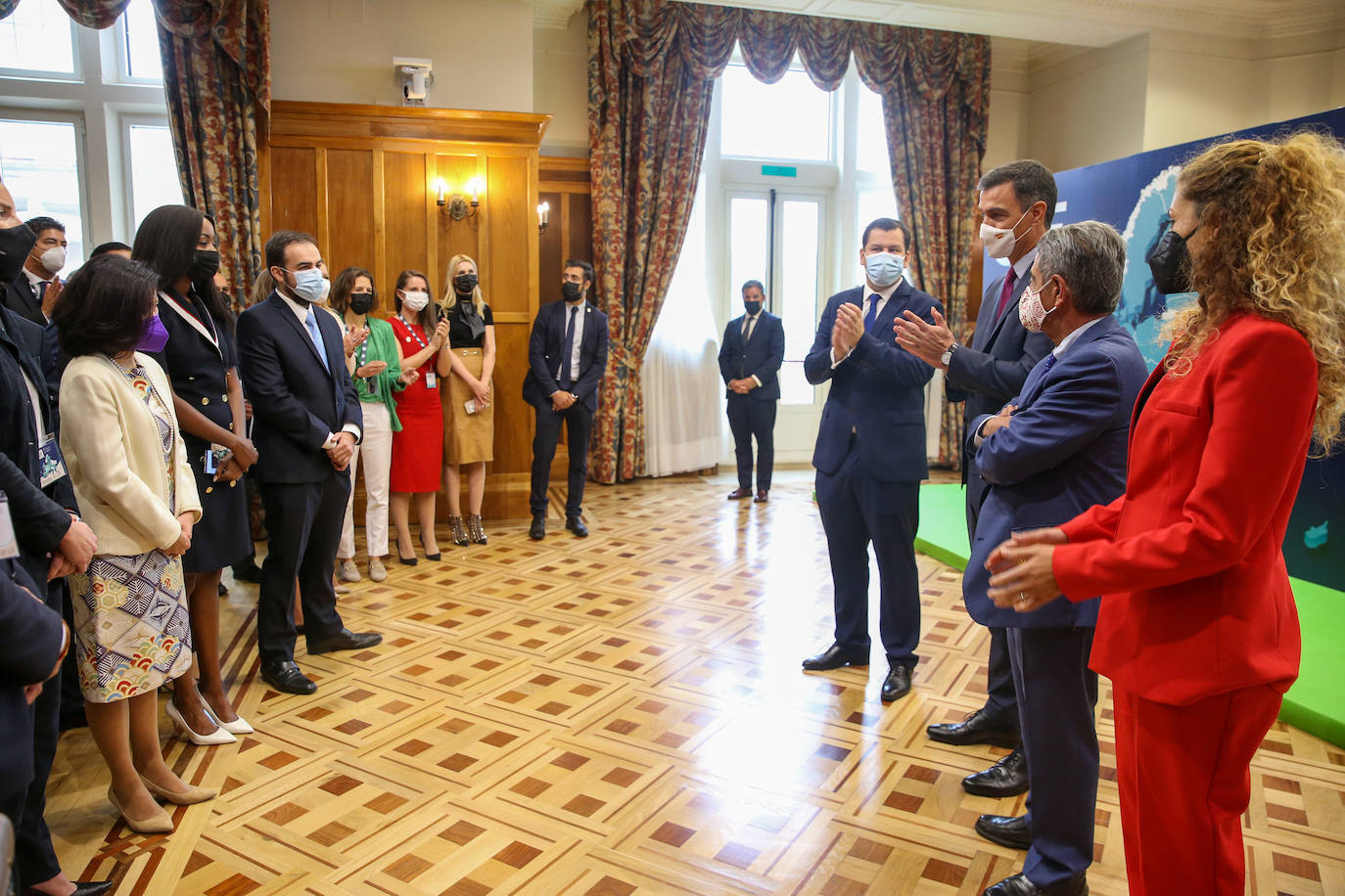 Tras acabar el acto en el foro, el presidente se reunió con jóvenes emprendedores en el Global Youth Forum, en el Palacio de la Magdalena.